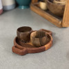 دو عدد کاپ قهوه چوبی ساده از جنس چوب گردو در یک سینی چوبی گرد